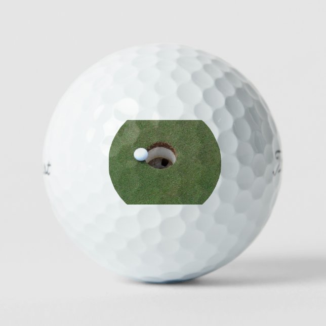 Der Ball sitzt auf der Lippe des Lochs. (Vorderseite)