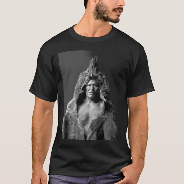 Der Bauch des Bären - ein Arikara Medizin-Mann T-Shirt (Vorderseite)
