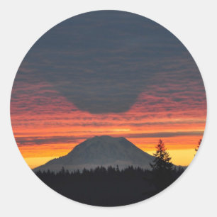 Der Berg Rainier und der Schatten Runder Aufkleber