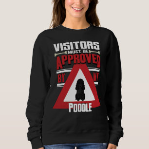 Der Besitzer der Black Poodle muss von m Sweatshirt