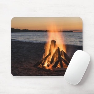 Der beste Meerblick und das Holzfeuer am Strand Mousepad