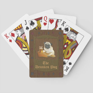 Der betrunkene Mops spielt Karten Spielkarten