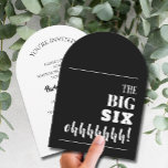 Der BIG-60. Geburtstagsparty-Arch Einladung<br><div class="desc">Mit einem Meilenstein 60. Geburtstagsparty? Bitte senden Sie uns eine Einladung, die Sie für Ihr Party begeistert. "Die BIG SIX ohhhh!" - (Mehr Zeitalter in unserer Sammlung oder ändern Sie in jedes Alter und jeden Farbhintergrund auf der Vorderseite und personalisieren Sie Ihre Party-Details auf der Rückseite. PASSENDE Artikel in unserer...</div>
