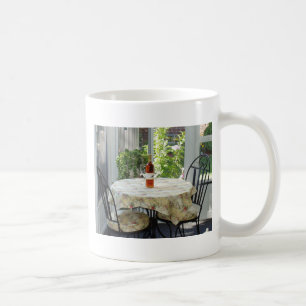Der Bistro-Tisch Kaffeetasse