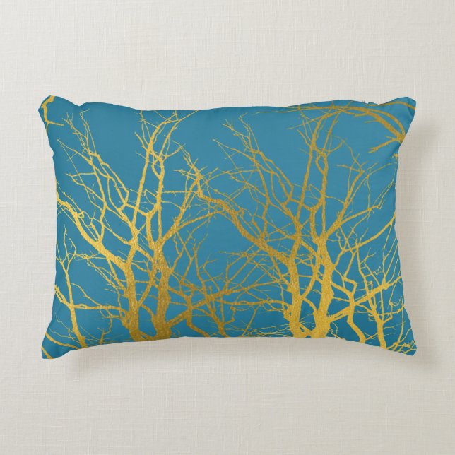 Der blaue Hintergrund der Zweige des Golden Trees Dekokissen (Vorderseite)