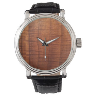 Der Blick auf eine hawaiianische Koa-Holzuhr Armbanduhr