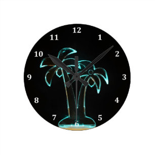 Der Blick von Neonlit herauf tropische Palmen Runde Wanduhr