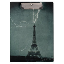 Der Blitz trifft auf den Eiffelturm