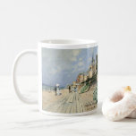 Der Boardwalk von Claude Monet in Trouville Kaffeetasse<br><div class="desc">Der Boardwalk von Claude Monet (1870) in Trouville (1870) ist ein Vintages impressionistisches Kunstgemälde mit einem Strand in einem Badeort in Normandie, Frankreich an einem schönen sonnigen Tag. Über den Künstler: Claude Monet (1840-1926) war Gründer der französischen impressionistischen Malerei, wobei die meisten seiner Gemälde "en plein air" (im Freien) Stil...</div>