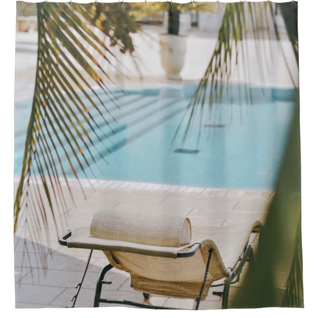 Der braune und schwarze Sessel neben dem Pool im S Duschvorhang (Vorderseite)