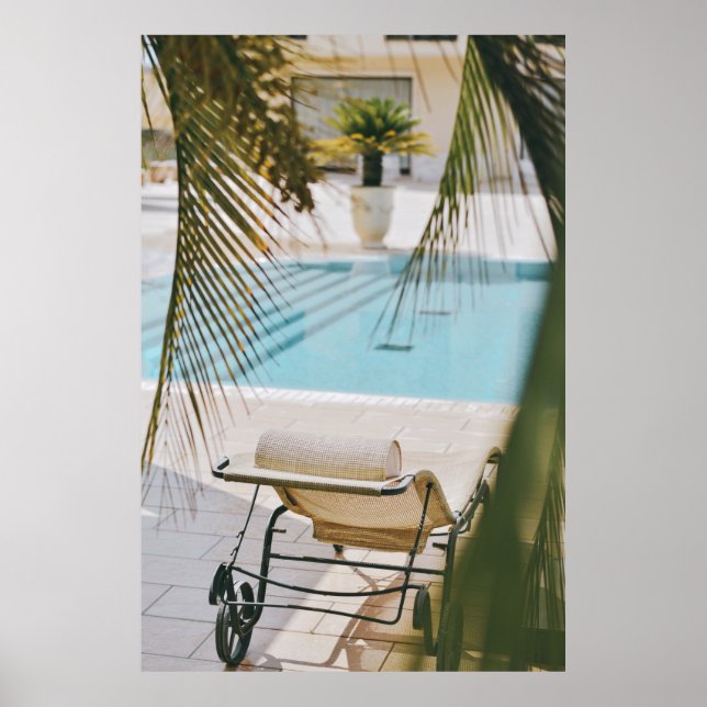 Der braune und schwarze Sessel neben dem Pool im S Poster (Vorne)