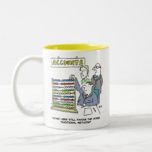 Der Buchhalter verwendet einen Abacus bei der Arbe Zweifarbige Tasse
