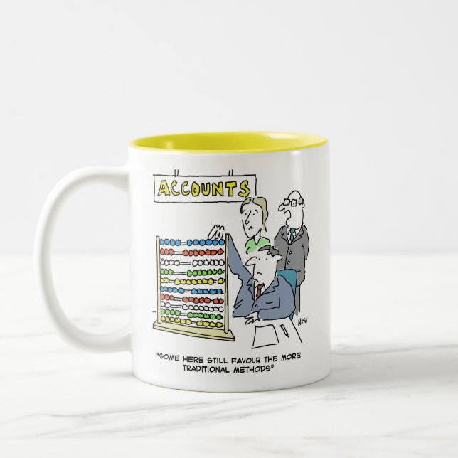 Der Buchhalter verwendet einen Abacus bei der Arbe Zweifarbige Tasse (Links)