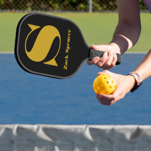 Der Buchstabe "S" und ein Eigenname Schwarz/Gold Pickleball Schläger