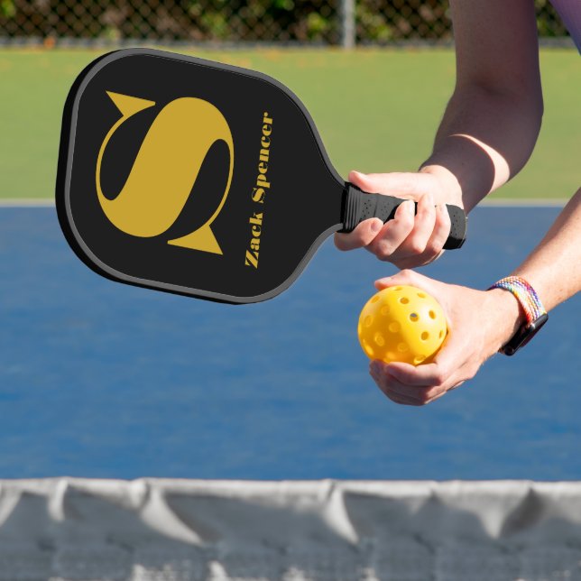 Der Buchstabe "S" und ein persönlicher Name Schwar Pickleball Schläger (InSitu)