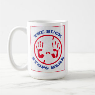 Der Buckel hält hier an Kaffeetasse
