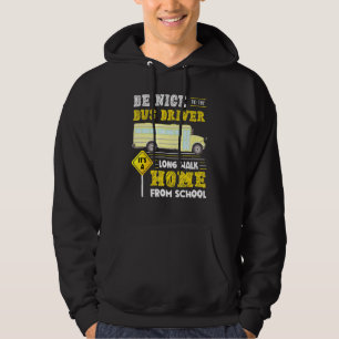 Der Busfahrer hat von der Schule aus einen langen Hoodie
