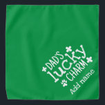 Der Charme des Green Vaters St. Patrick Halstuch<br><div class="desc">Schlichter Grüner St. Patrick's Day Bandana mit weißer Typografie Vater`s Lucky Charm mit Kleeblatt und Paw. Du kannst den Namen deines Haustieres auf die Bandana schreiben. Ideal als Geschenk für Hundeliebhaber,  Hundewelpen.</div>