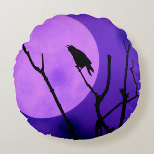 Der Crow, der Mond, der Lila Himmel Rundes Kissen