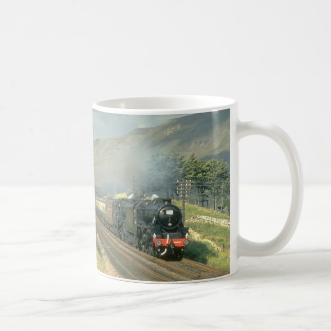 Der dampf-geschleppte Zug der britischen Eisenbahn Kaffeetasse (Rechts)