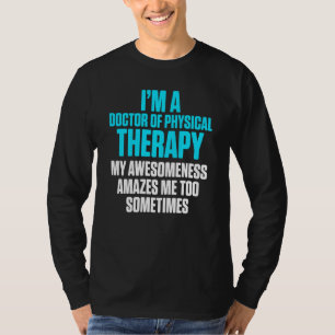 Der Doktor der Physikalischen Therapie erkennt die T-Shirt