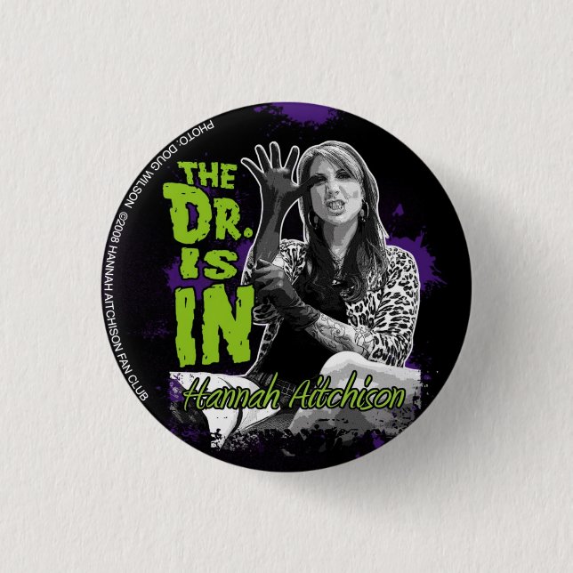 Der Doktor ist HEREIN! Knopf - Hannah Aitchison Button (Vorderseite)