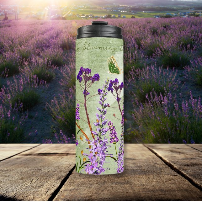Der Dreamy Lavender blüht auf weich grüner Inspira Thermosbecher (Von Creator hochgeladen)