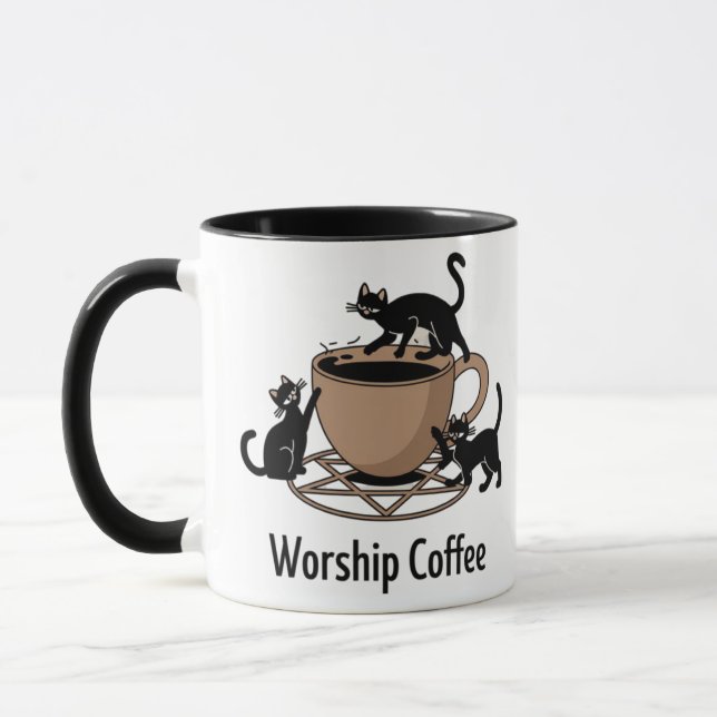 Der dunkle Herr katzt Kaffee anbeten, Kaffee anbet Tasse (Links)