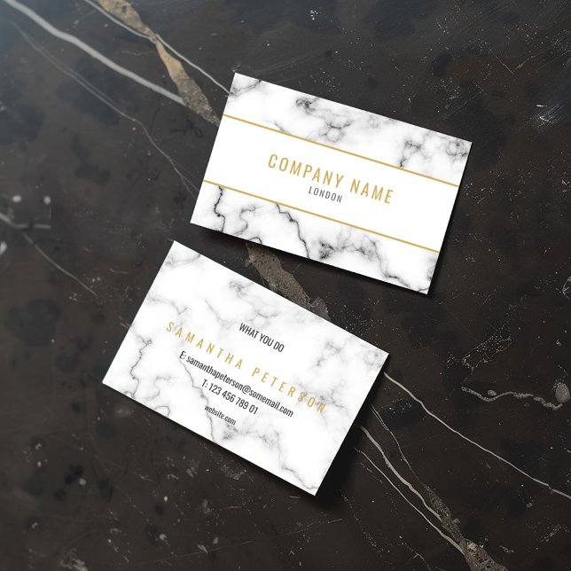 Der Effekt von weißem und goldfarbenem Marmor Visitenkarte (Elegant white and gold business card with a marble design, featuring a minimalist layout on marble)