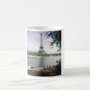 Der Eiffelturm. Paris, etwa 1960. Kaffeetasse