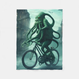 Der Eldritch-Radfahrer Cthulhu fährt ein Bike Fleecedecke