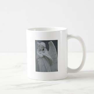 Der Engel ist wegen etwas traurig, das Sie taten Kaffeetasse
