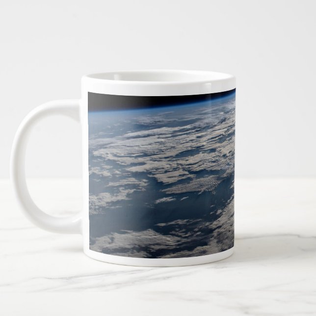 Der Erdwall über einem bewölkten Western Australie Jumbo-Tasse (Links)