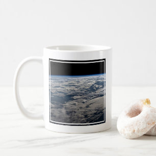 Der Erdwall über einem bewölkten Western Australie Kaffeetasse