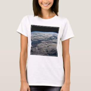 Der Erdwall über einem bewölkten Western Australie T-Shirt