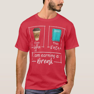 Der erste Kaffee dann die Daten, die ich verdiene  T-Shirt