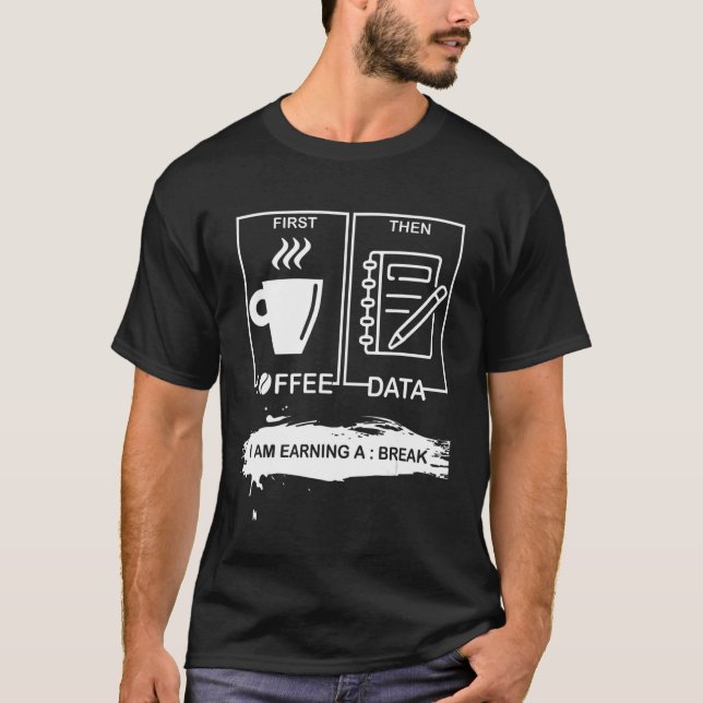 Der erste Kaffee dann die Daten, die ich verdiene  T-Shirt (Vorderseite)
