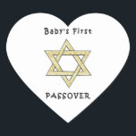 Der erste Pessach des Babys Herz-Aufkleber<br><div class="desc">Feiern Sie den ersten Babypassover mit jüdischen Stern- und Mathematikgeschenken für den jüdischen Urlaub und Babykleidung für den Seder.</div>