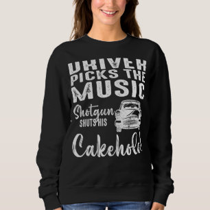Der Fahrer wählt die Musikpistole, die seine Kakeh Sweatshirt