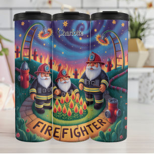 Der Feuerwehrmann schaltet sich in einem Kreis Thermosbecher