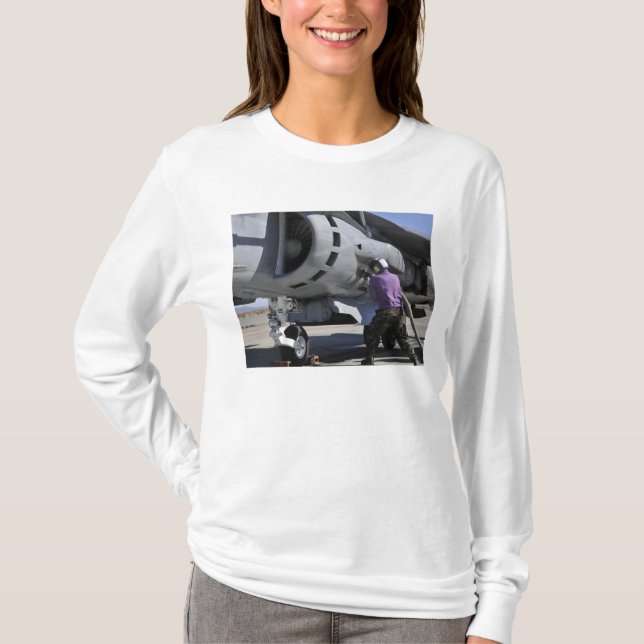 Der Flugzeugkrafttechniker schließt eine Kraftstof T-Shirt (Vorderseite)