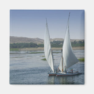 Der Fluss Nil und Segelboote, die als Magnet