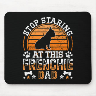Der französische Bulldog hält an diesem französisc Mousepad