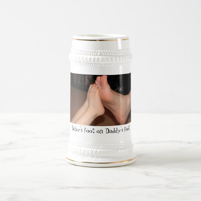 Der Fuß des Babys auf dem Fuß des Vatis Bierglas (Mittel)
