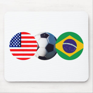 Der Fußball-Ball in Brasilien und die USA Flaggen Mousepad