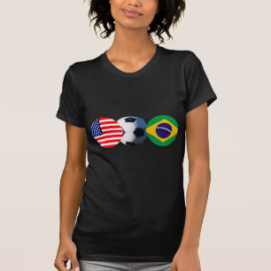 Der Fußball-Ball in Brasilien und die USA Flaggen  T-Shirt