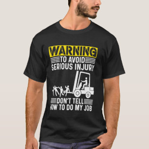 Der Gabelstapler-zertifizierte Betreiber gibt mir  T-Shirt