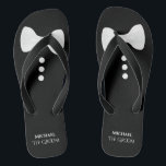 Der Garten. Fun White Bow Krawatte & Buttons Hochz Flip Flops<br><div class="desc">Diese niedlichen Flip Flops sind perfekt für den Bräutigam,  wenn er bereit ist,  seine Schuhe und sein Party zu klopfen. Sie zeichnen sich durch ein niedliches Smock-Design mit einer weißen Bogen-Krawatte und Tasten oben und seinem Namen und Titel unten aus.</div>
