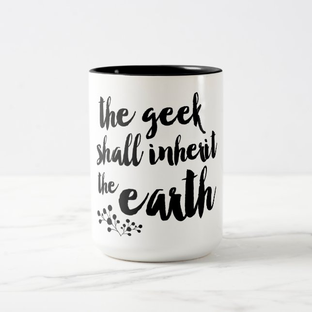 Der Geek erbt die Erdkaffee-Tasse Zweifarbige Tasse (Mittel)