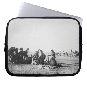 Der Geist-Tanz, South Dakota, 1890 (b/w Foto) Laptopschutzhülle